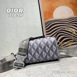 Dio Lingot 22 手袋以别具一格的實用設計彰顯 Dio 的現代風範。廓