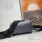 Dio Lingot 22 手袋以别具一格的實用設計彰顯 Dio 的現代風範。廓