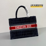 刺繡【Di0r Book Tote】多數人消費奢侈品牌首先想到的是買實用型的經