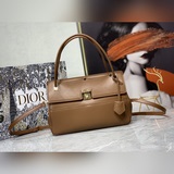 Dior21最新款手提袋  原版牛皮搭配全套對版五金打造。經典卡扣式開合設計風格