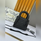 Lady獨家定制 Dior 三格磨砂新品立體淩格紋牛皮革翻蓋式手袋，搭配鍊條。U