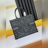 【Di0r Book Tote】多數人消費奢侈品牌首先想到的是買實用型的經典款