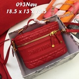 DiorTravel 手袋彰顯本季風采。采用柔軟的紅色羊皮革精心制作，搭配藤格紋