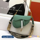 大號 尺寸：24.5 x 20 x 5 公分Be a classic with