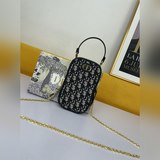 迪奧專櫃老花系列，采用羊皮獨家定制 配合精湛手工，做工無須解釋太多配有鍊條卸掉可