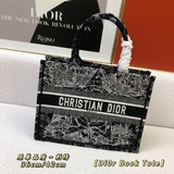刺繡【Di0r Book Tote】多數人消費奢侈品牌首先想到的是買實用型的經