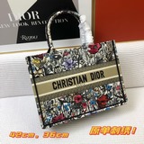 刺繡【Di0r Book Tote】多數人消費奢侈品牌首先想到的是買實用型的經