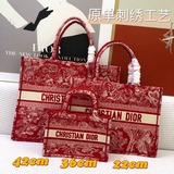 刺繡【Di0r Book Tote】多數人消費奢侈品牌首先想到的是買實用型的經