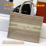 刺繡【Di0r Book Tote】多數人消費奢侈品牌首先想到的是買實用型的經