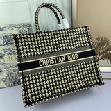 【Di0r Book Tote】多數人消費奢侈品牌首先想到的是買實用型的經典款