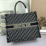 【di0r book tote】多數人消費奢侈品牌首先想到的是買實用型的經典款