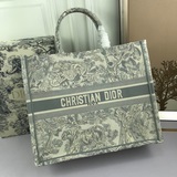 【Di0r Book Tote】多數人消費奢侈品牌首先想到的是買實用型的經典款