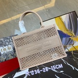 大號 小號（镂空）這款 Book Tote 手袋靈感來自創意總監瑪麗亞·嘉茜娅·