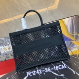 大號 小號（镂空）這款 Book Tote 手袋靈感來自創意總監瑪麗亞·嘉茜娅·