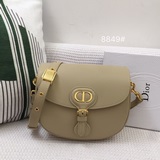 這款 Dior Bobby 手袋為單肩包款式，彰顯高雅的輪廓與協調的比例。中號