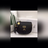 這款 Dior Bobby 手袋為單肩包款式，彰顯高雅的輪廓與協調的比例。中號