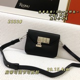 原單品質，這款信使包經典優雅，彰顯個性魅力。采用黑色光滑牛皮革精心制作，搭配對比