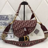 配送絲巾原版包裝盒Dior 2023春夏巴黎時裝周是迪奧 (CD) 新任創意總監