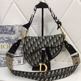 配送絲巾原版包裝盒Dior 2023春夏巴黎時裝周是迪奧 (CD) 新任創意總監