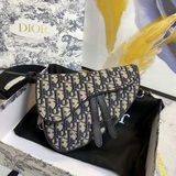 【Dior 爆款王 頭層牛皮男女通用】迷你版得肩帶可以拆下，可以做手拿包，搭配皮