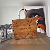 重手工皮雕藝術品 Dior 早春最新款 購物袋 單肩包官網系列 走秀款 全力打造