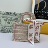 配送絲巾(絲巾随機搭配)【Di0r Book Tote】多數人消費奢侈品牌首先