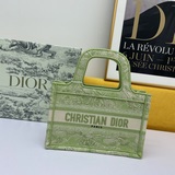 配送絲巾(絲巾随機搭配)【Di0r Book Tote】多數人消費奢侈品牌首先