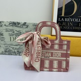 配送絲巾(絲巾随機搭配)【Di0r Book Tote】多數人消費奢侈品牌首先