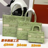 刺繡【Di0r Book Tote】多數人消費奢侈品牌首先想到的是買實用型的經