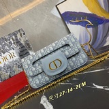 Double新款手袋簡約流暢，醒目吸睛。磁性翻蓋以“CD”标志點綴，彰顯現代風範