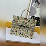 【Di0r Book Tote】多數人消費奢侈品牌首先想到的是買實用型的經典款