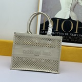 大號 小號（镂空）這款 Book Tote 手袋靈感來自創意總監瑪麗亞·嘉茜娅·