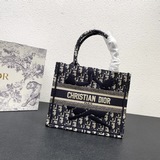 這款 Book Tote 手袋由 Dior 女裝創意總監瑪麗亞·嘉茜娅·蔻麗 (
