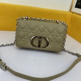 銀扣dior caro 手袋采用牛皮革精心制作，飾以标志性的藤格紋針腳。材質柔軟