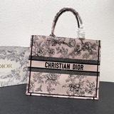 這款 book tote 手袋由 dior 女裝創意總監瑪麗亞·嘉茜娅·蔻麗 (