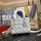 磨砂 配絲巾（lady  dior)   四格手袋包面縫紉的菱格紋被世人所稱c