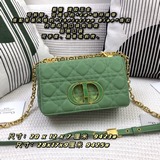 配盒子，新款滴膠五金 Dior Caro 手袋采用牛皮革精心制作，以标志性的藤格