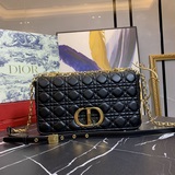 dior 琏條七格新款藤格紋小羊紋皮購，内裡配羊筋，搭配肩背琏條，淡金色金屬配飾