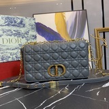 dior 琏條七格新款藤格紋小羊紋皮購，内裡配羊筋，搭配肩背琏條，淡金色金屬配飾