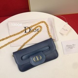 新款 DiorDouble 手袋簡約流暢，醒目吸睛。采用柔軟雅緻的閃光光滑牛皮革