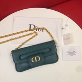 新款 DiorDouble 手袋簡約流暢，醒目吸睛。采用柔軟雅緻的閃光光滑牛皮革