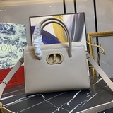 【配精品禮盒】 Dior  Honore  手掌紋翻蓋設計手袋内部，帶有兩個内部