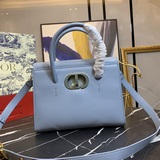 【配精品禮盒】 Dior  Honore  手掌紋翻蓋設計手袋内部，帶有兩個内部