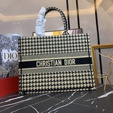 【鎖邊配絲巾】 千格鳥 dior 早春最新款 購物袋 單肩包官網系列 走秀款