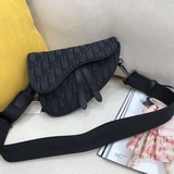 【dior 爆款王 頭層牛皮男女通用】迷你版得肩帶可以拆下，可以做手拿包，搭配皮