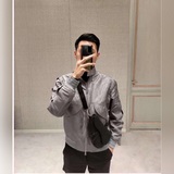 迷你版得肩帶可以拆下，可以做手拿包，搭配皮帶當腰包哦。一包三用，單肩.手拿.腰包