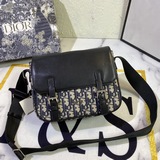 dior   oblique 頭層牛皮印花迪奧信使包郵差包，彰顯時尚前衛的風格，