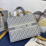 【高品質】 配絲巾 大號刺繡。 dior 早春最新款 購物袋 單肩包。官網系列