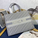 【高品質】 配絲巾 大號刺繡。 dior 早春最新款 購物袋 單肩包。官網系列