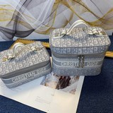 【高品質】Christian Di0r 藍色提花化妝包，還是傳承了迪@設計師一貫